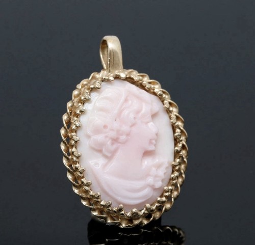 Vintage M&M Scognamiglio 14K Yellow Gold Conch Shell Cameo Pendant