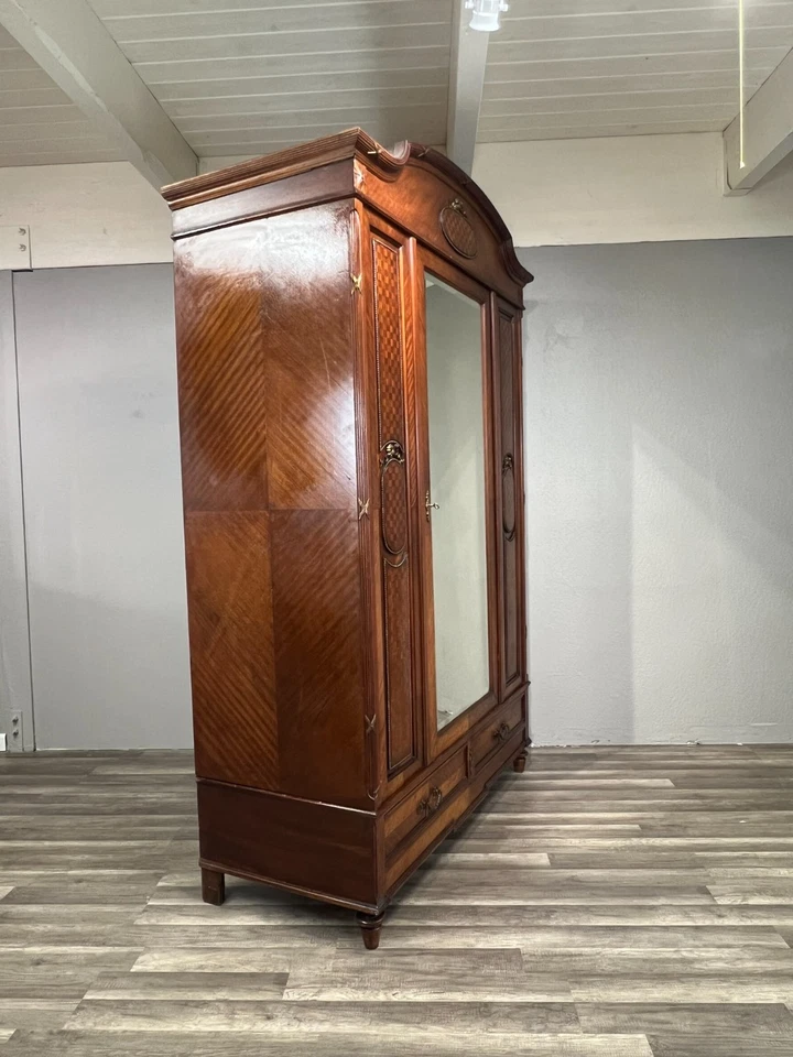 Antiguo armario de parquet francés de nogal Luis XIV con espejo e incrustaciones de latón, circa Foto 4 de 4