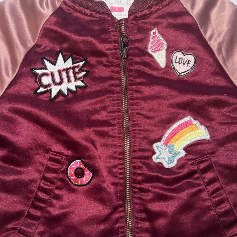 Chaqueta Universitaria The Children’s Place Girls 4T Satén Con Parches Rojo Y Rosa Foto 3 de 4