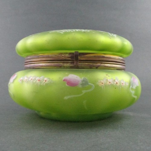 Antique DRESSER BOX - Lime GREEN art glass hp Enamel LAVENDER Flowers - BOHEMIAN - Picture 5 of 12