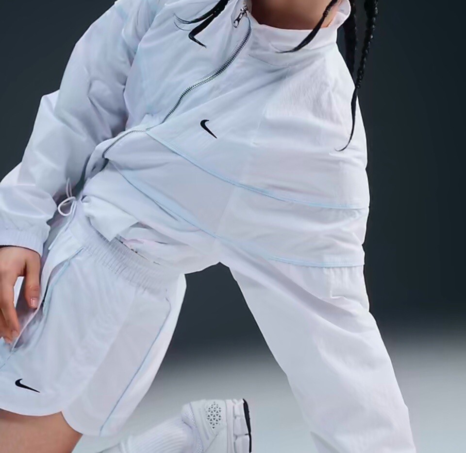[NIKE] WINDRUNNER WOMEN'S LOOSE UV WOVEN F/Z JACKET ☆人気☆ Nike Windrunner Women's Loose UV Woven Full-Zip Jacket. Nike JP