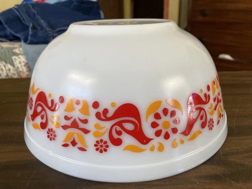Pyrex mixing bowl 2 1/2 qt # 403  Friendship #403 very good