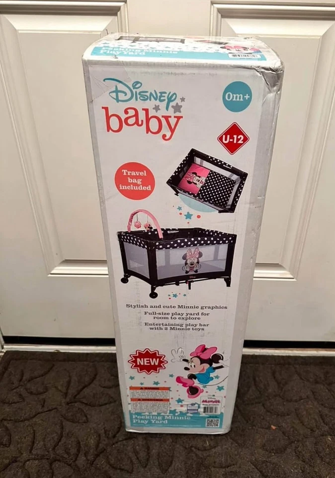 Disney Baby 3D Ultra Play Yard, Peeking Minnie con moisés y bolsa de almacenamiento Foto 2 de 3