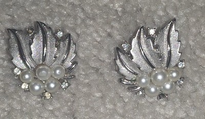 1950s Crown Trifari Faux Pearl Rhodium Silver-tone Clip Custome Jewelry Earrings