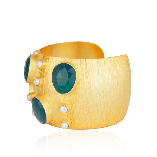 Brazalete brazalete ancho de diseñador con piedras preciosas y ónix verde chapado en oro de 18 quilates Foto 2 de 4