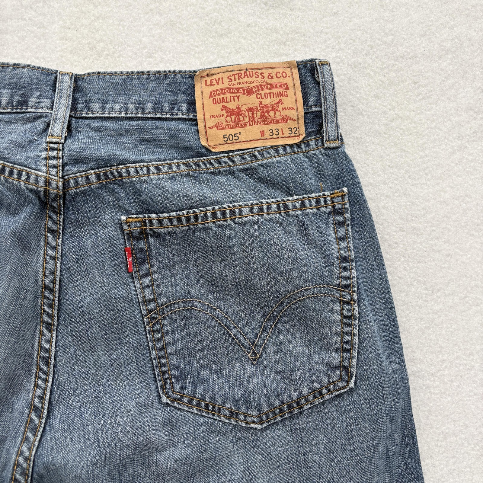 Levis 505 Jeans Mens 33x32 Blue Medium Wash Straight Leg Denim Casual 5-Pocket thumbnail 11