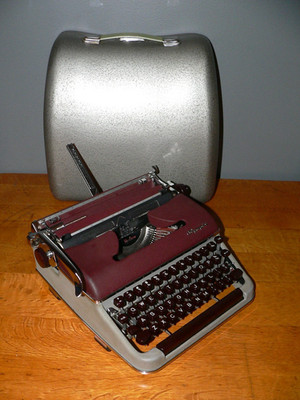 VERY DAMAGED Vintage 1955 Olympia SM3 Burgundy  Gray Portable Typewr G3D