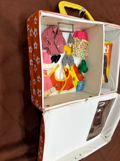 Vintage 1965 Set TUTTI Orange Daisy Play Case Yellow Handle Clothes & Manual - Image 2 of 4