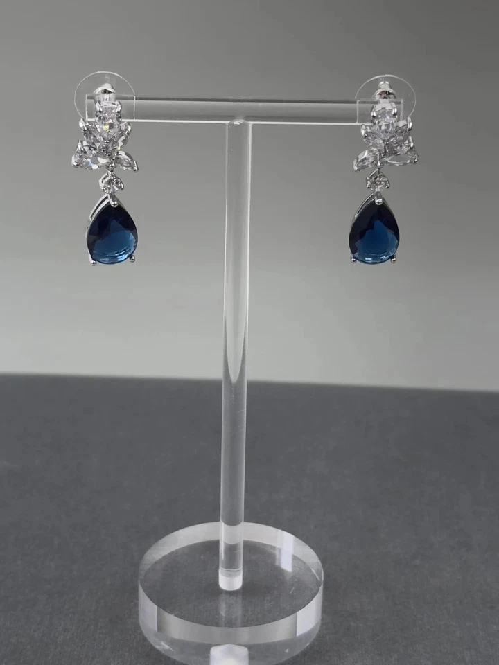 Pendiente colgante/gota de zafiro azul simulado corte pera de 4 quilates enchapado en oro blanco de 14 k Foto 3 de 4