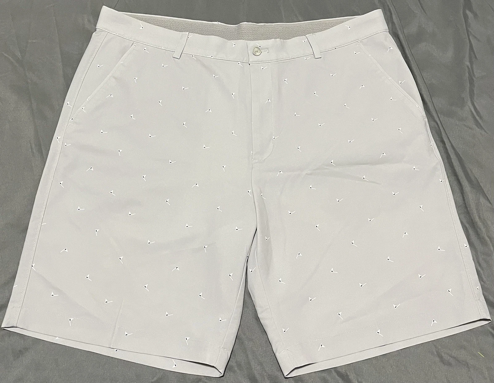 Greg Norman Performance Fabric Golf Short Size 38 Light Gray With Golf Flags