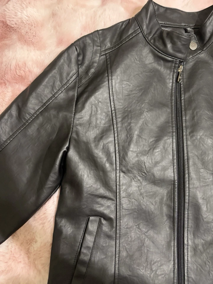 Chaqueta motera Bottega Veneta para mujer de cuero negra genuina hecha en Italia” Foto 3 de 4