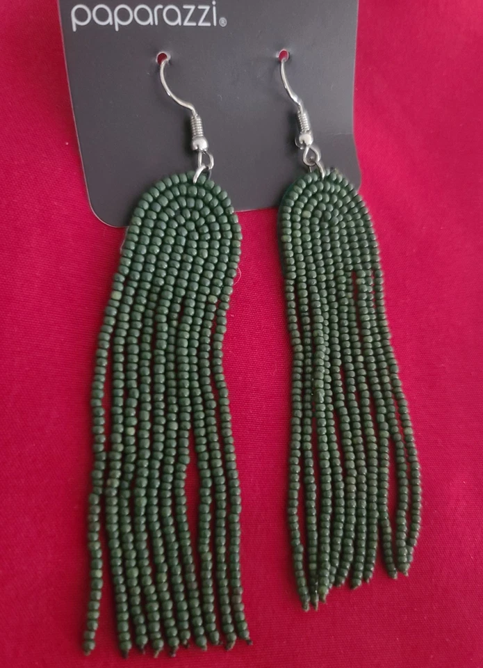Hermosos pendientes colgantes con flecos de cuentas de semilla verde cazador de 3"x1" cada uno Foto 3 de 4