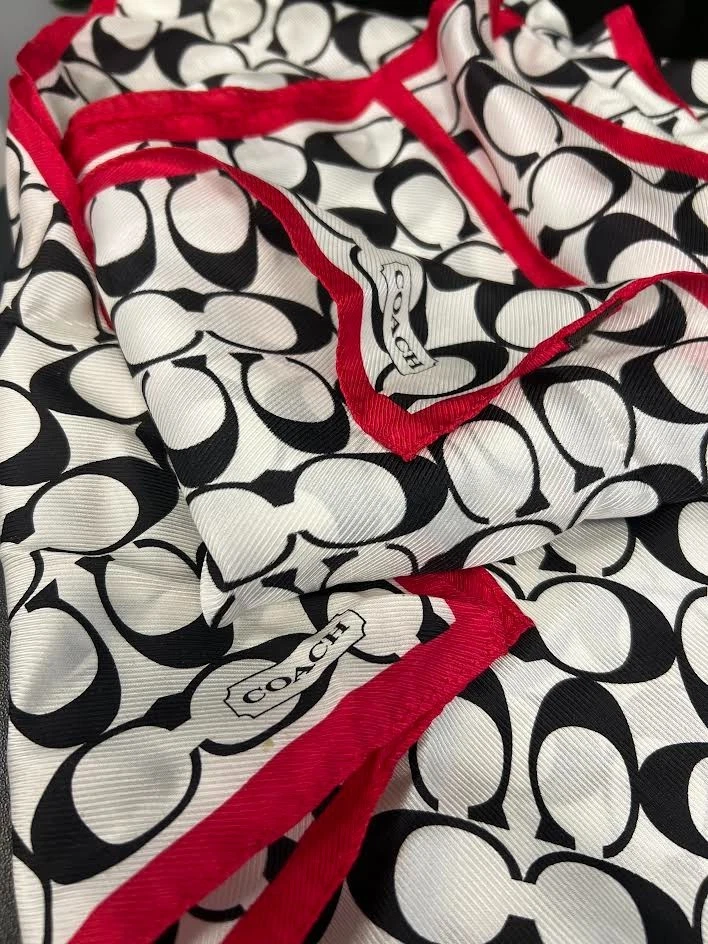 3 bufandas de seda Coach letras blancas y negras - con logotipo de Bacardí Foto 4 de 4