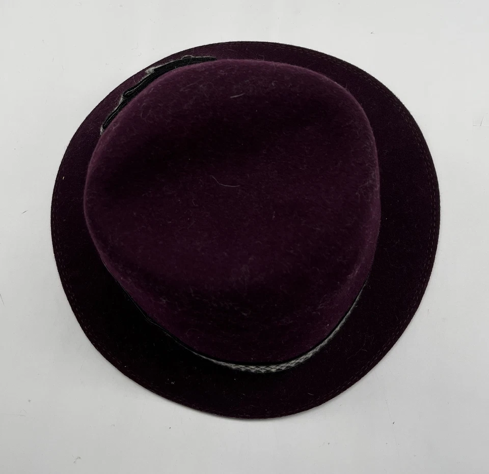 Chapéu de feltro Patricia Underwood roxo demais com fita estampa geométrica tamanho P - Imagem 3 de 4