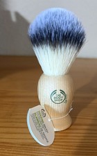 Cepillo de afeitar The Body Shop - FSC 100% SGS-CO20010 - mango de madera marrón claro