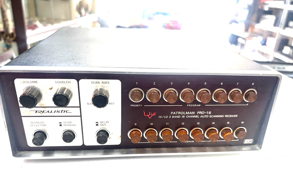 Vintage Realistic Pro-16A UHF / VHF 3 Band Hi-Lo Scanner  TESTED WORKS - Image 3 of 4