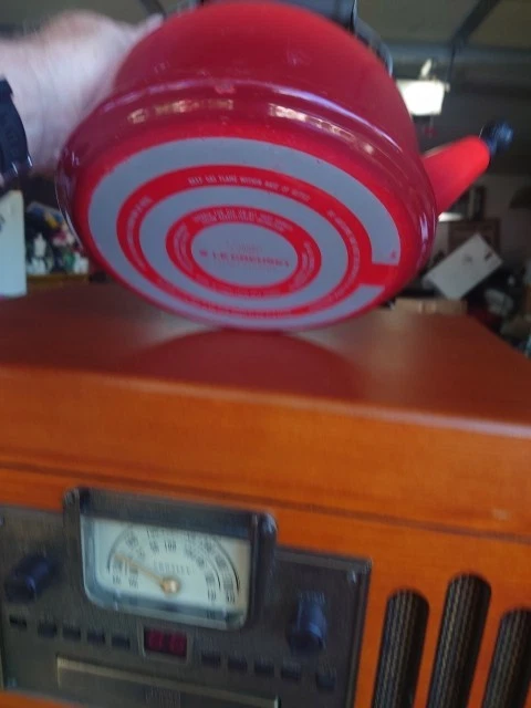 Tetera Le Creuset Zen Cerise Red Whistling 1,5 L 1,6 cuartos Foto 3 de 4