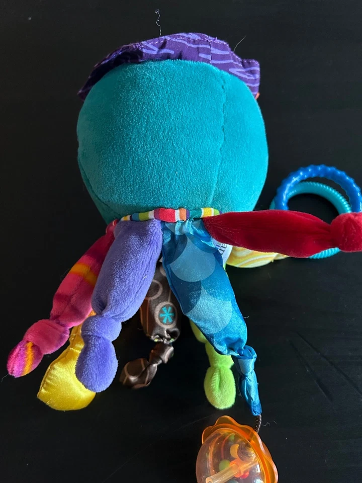 Juguete para bebé pulpo pirata Lamaze Captain Calamari con características de sonajero y arrugas Foto 2 de 4