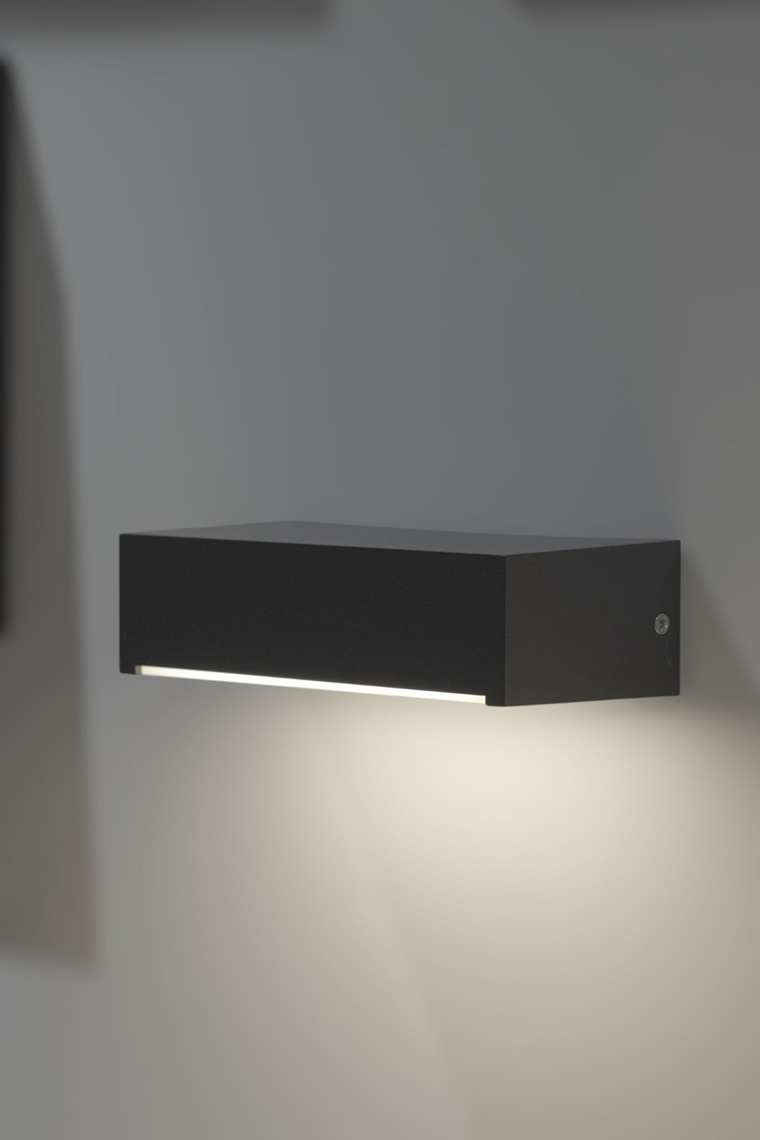 Lampada Applique LED ELYA: Design d'Elite per Interni Contemporanei