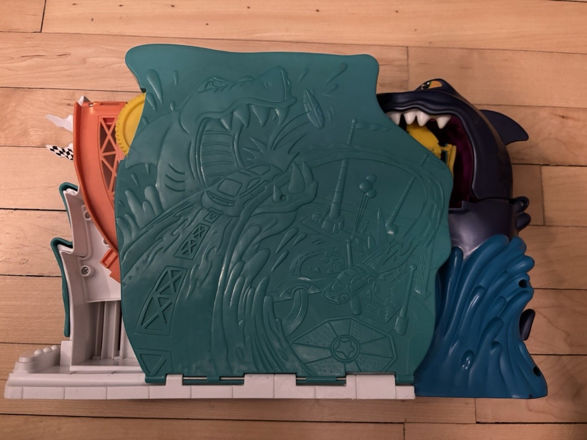 Hot Wheels Sharkbite Bay Playset 2008 Mattel Fold & Go Travel