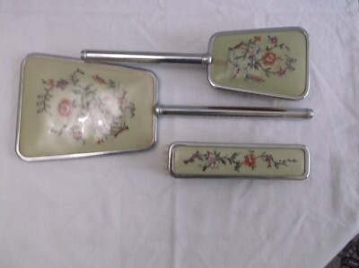 Vintage Stahl Schminktisch Set Handspiegel und 2 Bürsten bestickte Rückseiten
