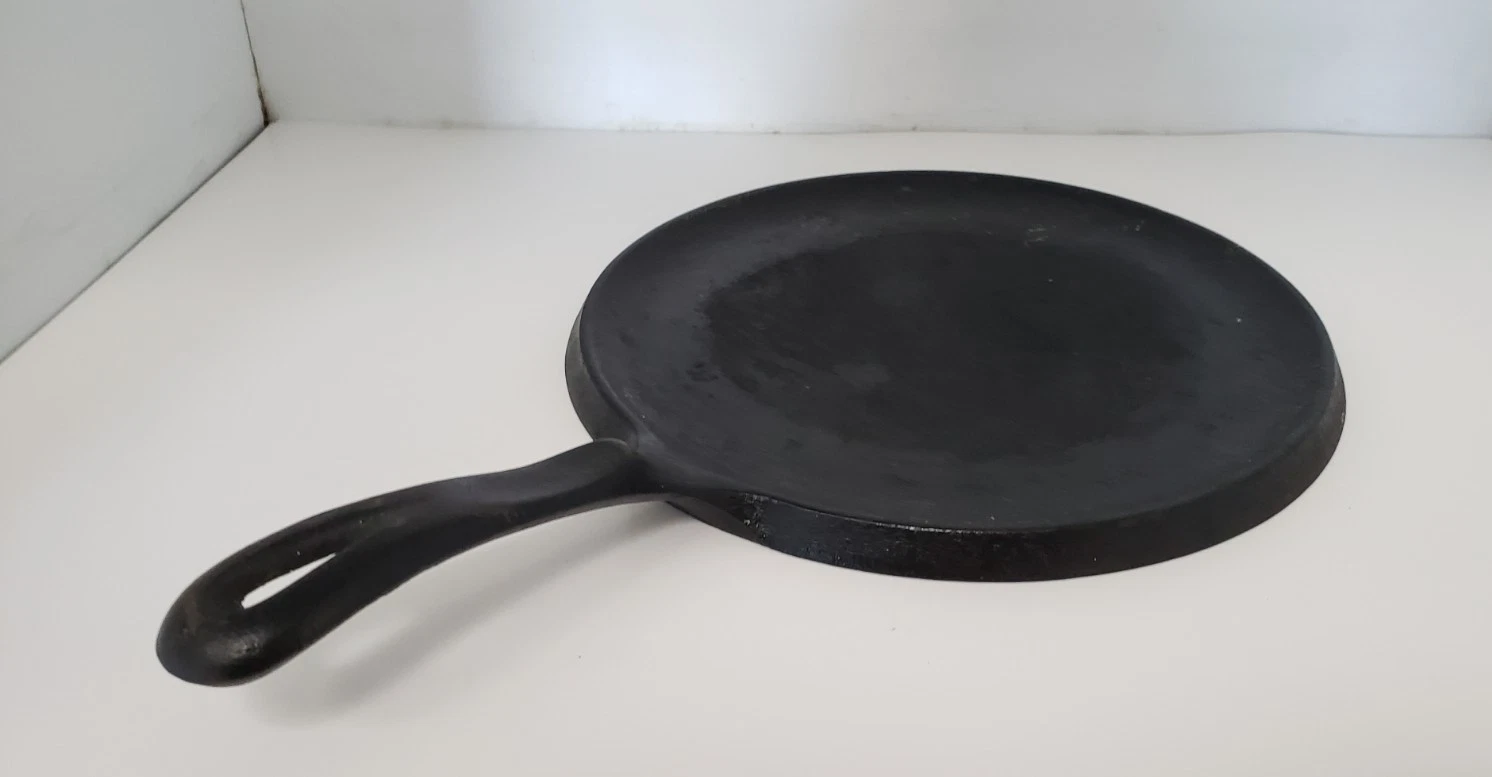 VTG WAGNER'S 1891 ORIGINAL CAST IRON GRIDDLE, 10-1/4" ROUND, 16" TOTAL LENGTH