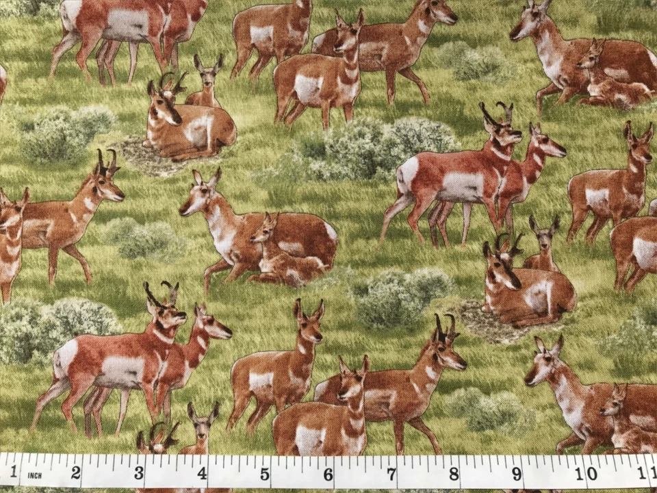 Ciervo en un prado verde - Elizabeth's Studio - Tela de edredón - Cuarto de grasa Foto 3 de 3