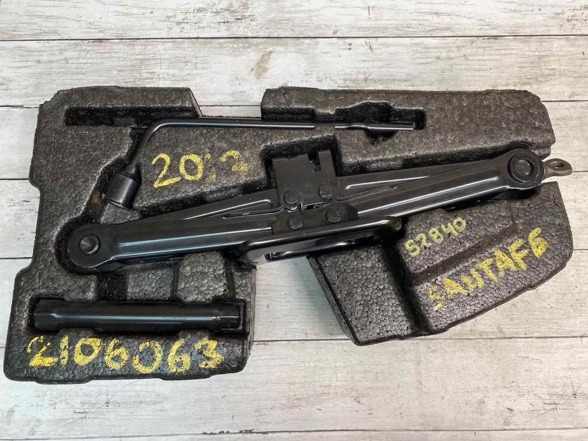 Hyundai Santa Fe spare tire tool kit contents