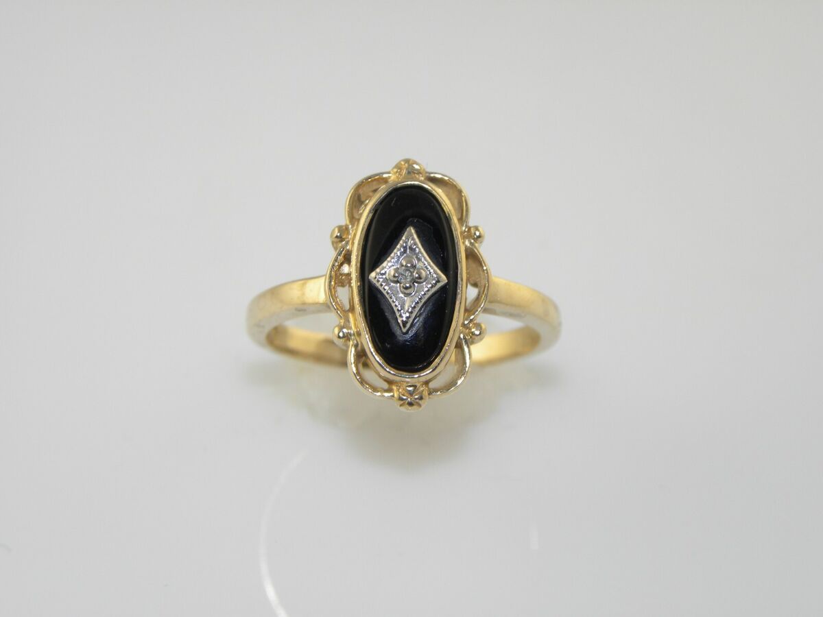 CLASSIC LADIES RETRO YELLOW GOLD BLACK ONYX AND DIAMOND RING CLASSIC LADIES RETRO YELLOW GOLD BLACK ONYX AND DIAMOND RING