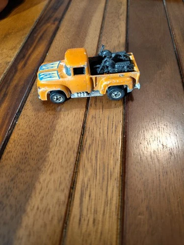 Hot Wheels Blackwall 1977 56 Hi Tail Hauler Orange Truck w/ Black Motorcycles