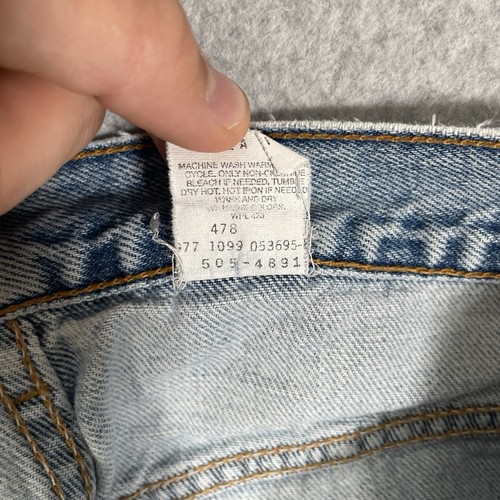 Pantalones de mezclilla vintage Levis 505 para hombre 32x32 azul aplastado agujeros desgastados rasgaduras grunge - Imagen 16 de 16
