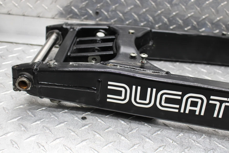 Ducati Monster 695 2008 suspensión basculante trasera con ajustadores de cadena Foto 4 de 4