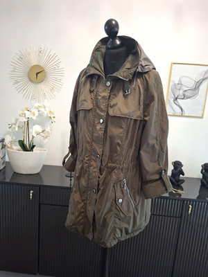 BASLER SPORT leichte Jacke WINDBREAKER mit faltbare KAPUZE und Krämpelär. Gr. 42