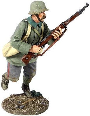 23056 - 1916-18 German Infantry Running with Grenade Bags No.1 - W. Britain