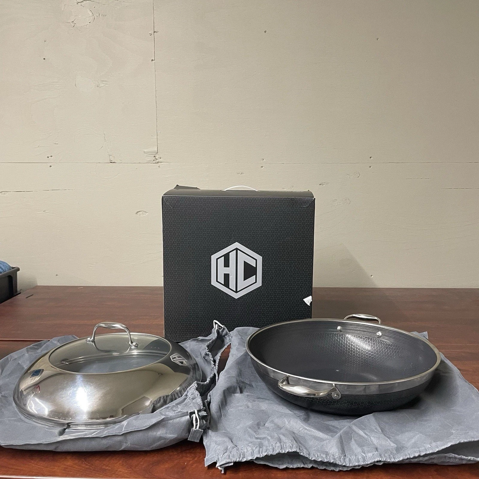 HexClad Hybrid Nonstick 14" Inch Wok W/ Stainless Steel Lid
Opens in a new window or tab