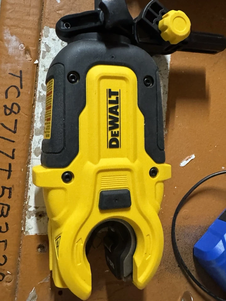Accesorio cortador de tubos de cobre DEWALT Impact Connect para tubería de 1/2” y 3/4” Foto 3 de 3