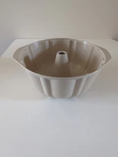 Vintage Anchor Hocking Microware Fluted Cake Pan PM448-TI Cream Color