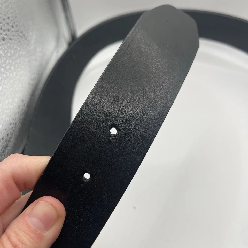 Cinturón GUESS de cuero negro con hebilla en tono plateado para mujer Foto 4 de 4