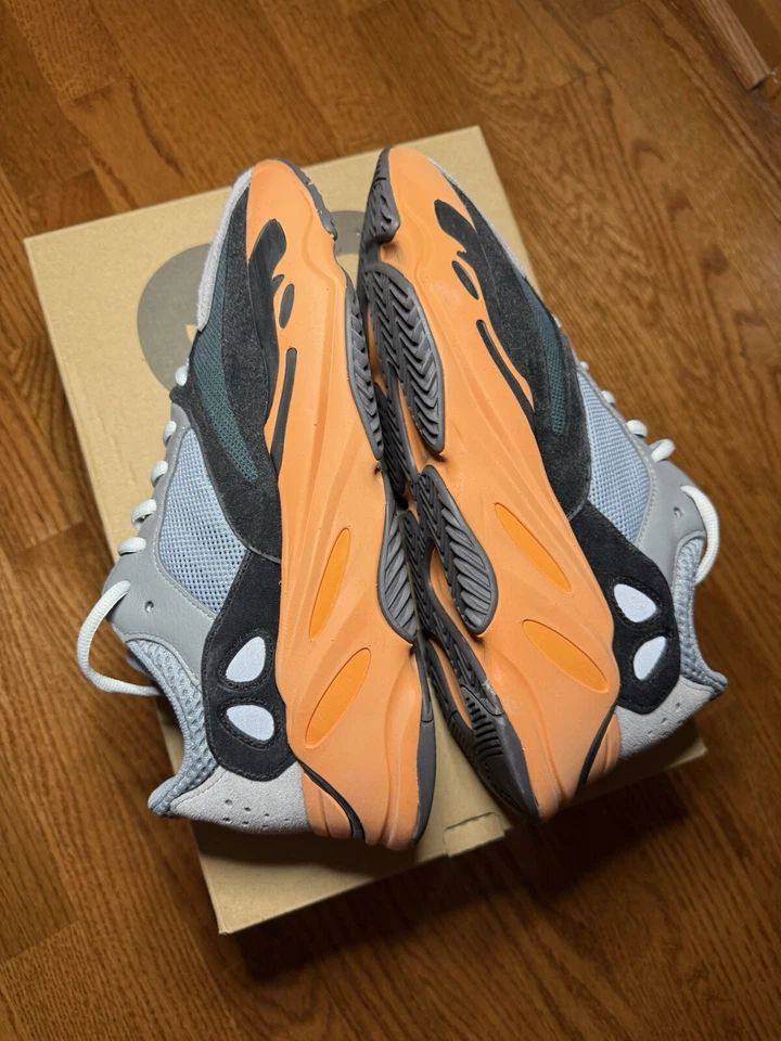 Nuevo Yeezy Boost 700 naranja lavado. Foto 4 de 4