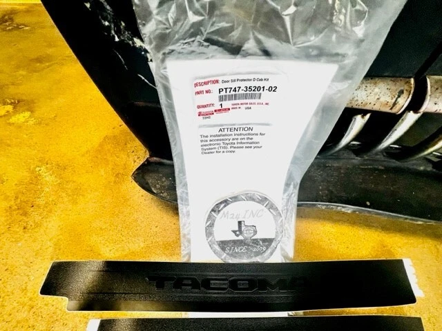 (1) Protectores de umbral de puerta OEM Toyota Tacoma DOBLE CABINA 2016-2022 PT747-35201-02 Foto 3 de 4