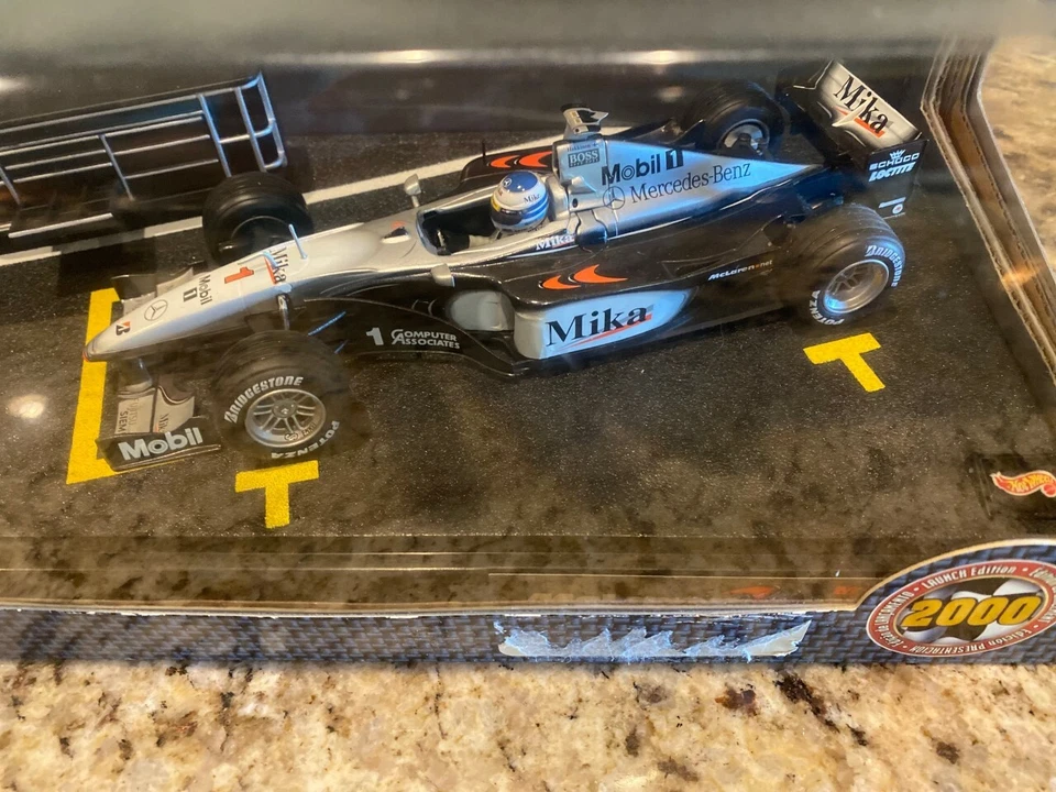 Hot Wheels Mattel PITSTOP DIORAMA McLaren 2000 Launch Edition-Mikka Hakkinen NIB - Image 3 of 4