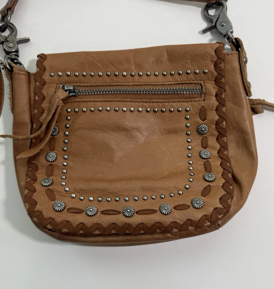 Bandolera Montana West con tachuelas muy cool, correa con hebilla y calavera Foto 2 de 4
