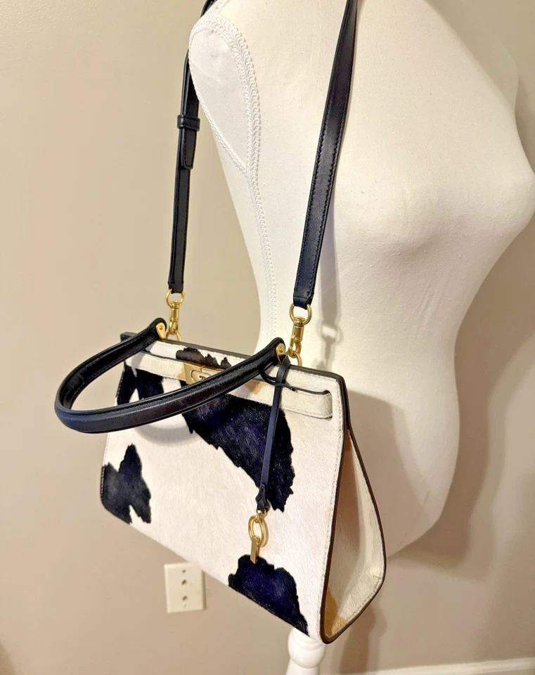 Bolsa satchel Tory Burch Lee Radziwill cabelo de bezerro couro preto branco fecho chave - Imagem 2 de 4