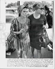 1973 Press Photo Actress Sheila Scott & Barbara Perkins arrive at court in CA