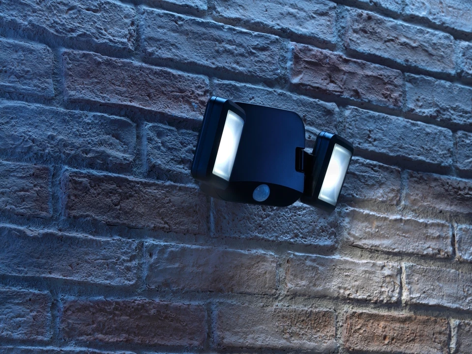 Outdoor Wireless Battery Operated LED Motion Activated PIR Twin Security Light - Image 3 of 4