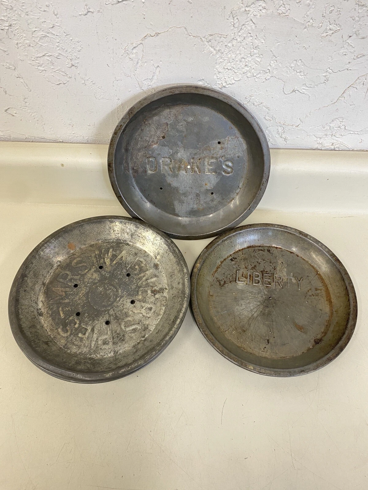 Lot Of 9 Vintage Pie Plates (Mrs. Wagner’s 9.5”, Liberty 9”, & Drake’s 9”) GB8.