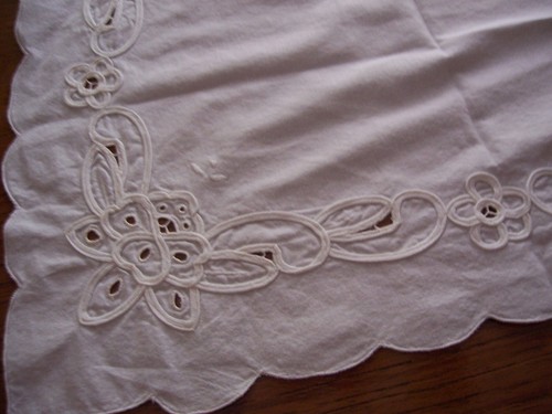 Snow White Butterflies 15"x33" Table Runner Scalloped Edges Eyelets & Cording - Picture 5 of 8
