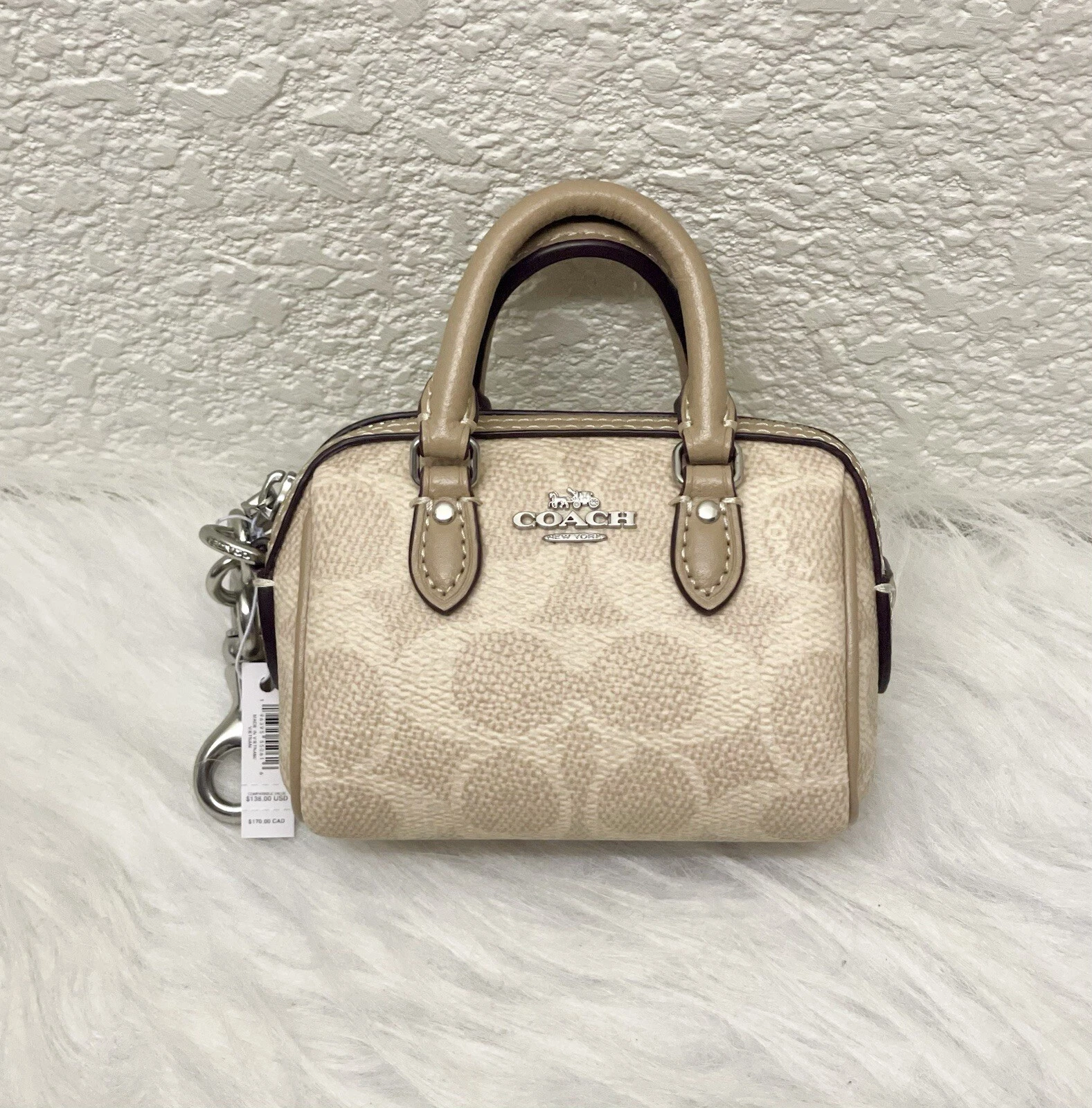 Borsa a tracolla Coach Mini Rowan nuova con etichette ciondolo in tela firmata sabbia tortora