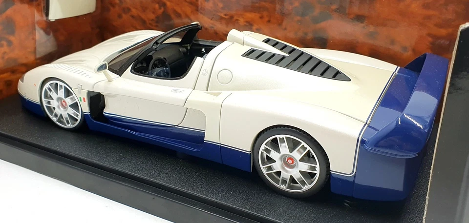 Hot Wheels 1/18 Scale Diecast G7158 - Maserati MC12 - White/Blue - Image 2 of 4