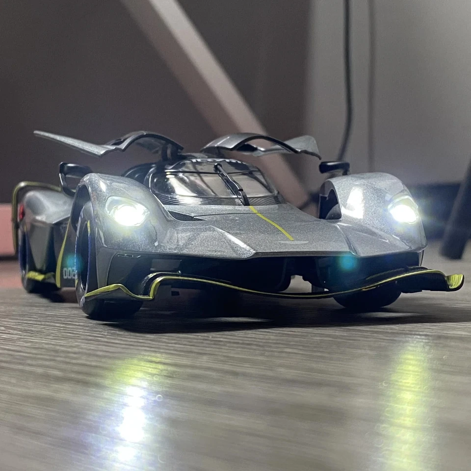 1:24 Aston Martin Valkyrie AMR PRO Superdeportivo Aleación Diecast Modelo Coche Luz de Sonido Foto 4 de 4